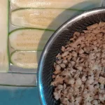 Musaka od tikvica sa piletinom | Ređanje musake | Postupak 3 | Slika 3/8