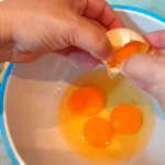 Musaka od tikvica sa piletinom | Priprema preliva i pečenje musake | Postupak 4 | Slika 1/10