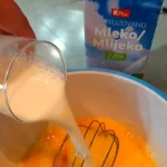 Musaka od tikvica sa piletinom | Priprema preliva i pečenje musake | Postupak 4 | Slika 3/10