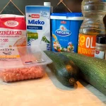 Musaka od tikvica sa piletinom 43 | Istaknuta slika 4/4 | Stakleni, dvor, sa, mlevenim, pilećim, batkom, i, karabatkom, u, oklopu, mladih, zelenih, tikvica