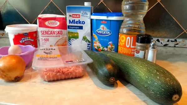 Musaka od tikvica sa piletinom 43 | Istaknuta slika 4/4 | Stakleni, dvor, sa, mlevenim, pilećim, batkom, i, karabatkom, u, oklopu, mladih, zelenih, tikvica