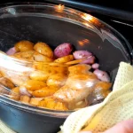 Pileći bataci u medu i mladim krompirom iz rerne | Pečenje  | Postupak 6 | Slika 2/8