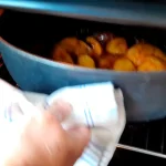 Pileći bataci u medu i mladim krompirom iz rerne | Pečenje  | Postupak 6 | Slika 8/8