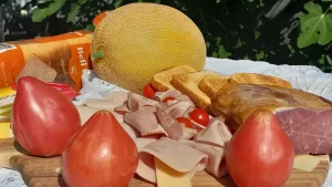 Suhomesnati slatko-slani letnji užitak sa dinjom