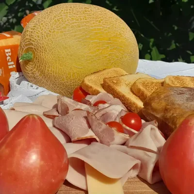 Suhomesnati slatko-slani letnji užitak sa dinjom 1