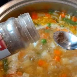 Svečana bela čorba | Vraćanje mesa u čorbu i dodavanje začina | Postupak 6 | Slika 3/4