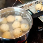 Knedle sa šljivama | Kuvanje knedli | Postupak 6 | Slika 5/6